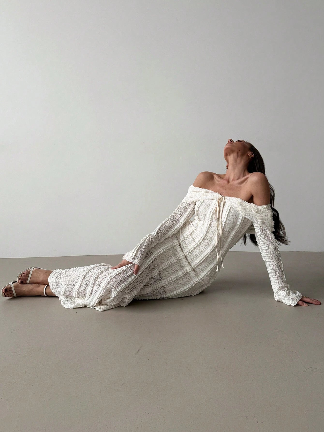 Amoura Witte Jurk met Uitlopende Mouwen